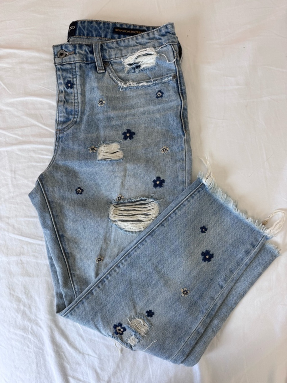 Lucky Brand Light Blue Embroidered Floral Distressed Women’s Jeans